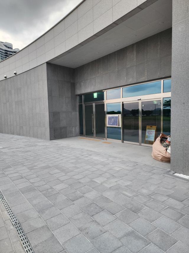 여수시립박물관이 개관도 전에 발생한 반복적인 누수 문제로 공사가 전면 중단되고 개관이 연기되는 등 부실시공 논란의 중심에 섰다 사진독자제공