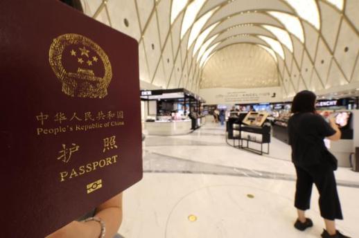 中国团队游客免签入境韩国首日 梦想号邮轮停靠仁川港