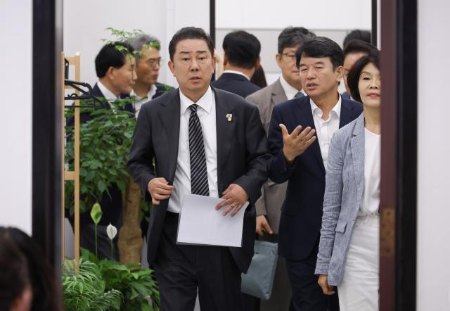 더불어민주당 김병기 원내대표가 11일 국회에서 열린 정책조정회의에 굳은 표정으로 입장하고 있다사진연합뉴스