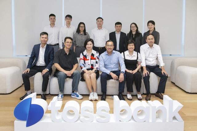 Bà Lee Eun-mi hàng ghế đầu thứ ba từ trái sang Tổng giám đốc Ngân hàng Toss và ông Hoàng Minh Tiến Cục trưởng Cục Thống kê tội phạm và Chuyển đổi số chụp ảnh kỷ niệm tại tòa nhà Ngân hàng Toss ở quận Gangnam Seoul ẢnhToss Bank