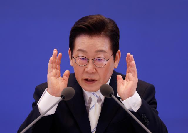 이재명 대통령이 11일 청와대 영빈관에서 열린 취임 100일 기자회견에서 취재진 질문에 답변하고 있다 사진대통령실통신사진기자단