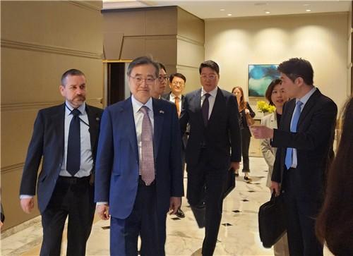 미국 이민 당국에 체포·구금된 한국인 300여명의 조속한 석방 및 귀국을 위해 방미 중인 조현 외교부 장관이 10일현지시간 카운터파트인 마코 루비오 미 국무장관을 만나기 위해 워싱턴DC의 숙소를 나서고 있다 사진연합뉴스