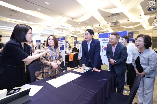 10일 열린 화성특례시 H-TRADE 해외바이어 초청 수출상담회에서 정명근 화성특례시장사진 왼쪽 세번째이 관내 기업 관계자와 대화하고 있다 사진화성시