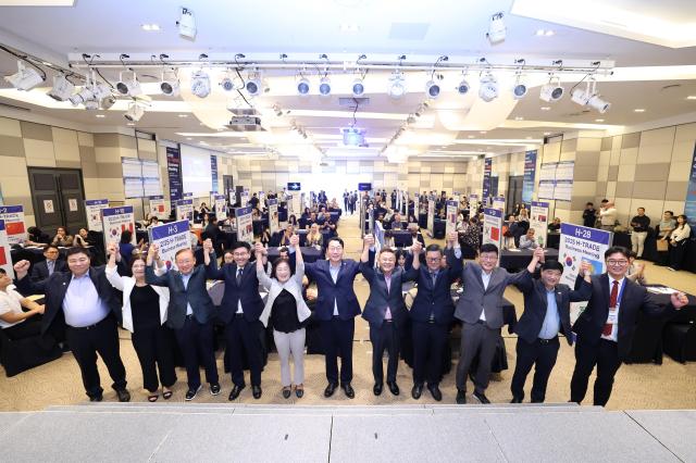 10일 열린 화성특례시 H-TRADE 해외바이어 초청 수출상담회에서 정명근 화성특례시장사진 가운데과 참석자들이 기념 촬영하고 있다 사진화성시
