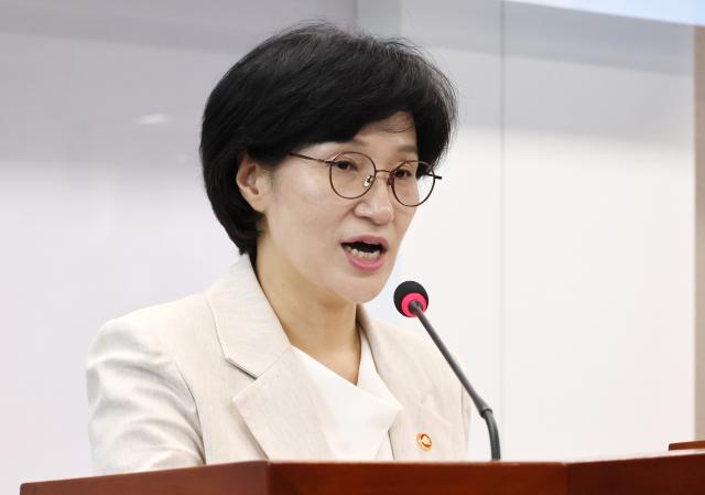 원민경 신임 여성가족부 장관이 지난 10일 서울 종로구 정부서울청사에서 열린 취임식에서 취임사를 하고 있다 사진연합뉴스