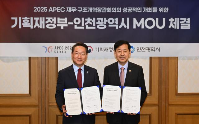 유정복 인천광역시장이 11일 정부서울청사에서 열린 APEC 재무·구조개혁장관회의의 성공적인 개최를 위한 기획재정부-인천광역시 업무협약 체결식에서 구윤철 부총리 겸 기획재정부장관과 협약을 체결하고 기념촬영을 하고 있다 사진인천시