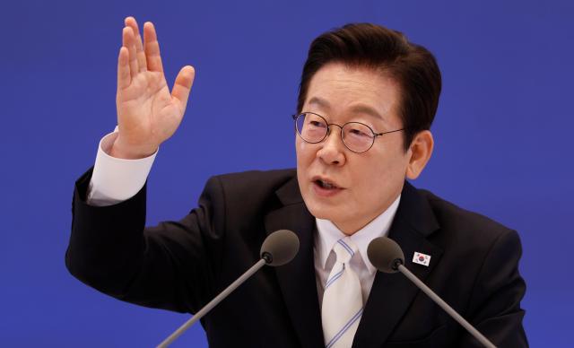 이재명 대통령이 취임 100일 기자회견을 하고 있다 사진대통령실통신사진기자단