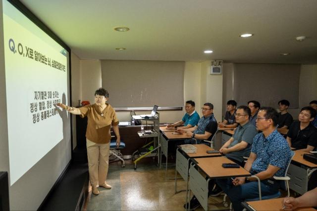 광양제철소 소속 간호사가 심뇌혈관질환 예방 교육을 진행하고 있다 사진광양제철소