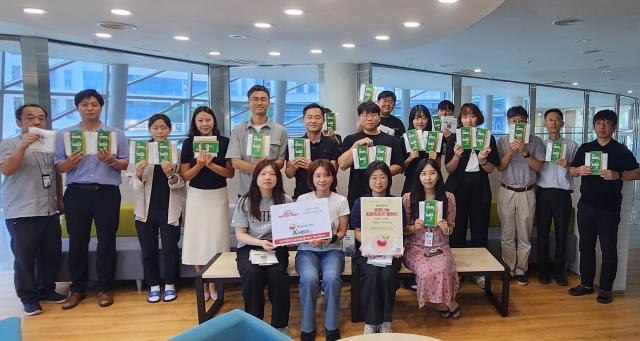 K-MEDI hub가 ‘생명나눔 희망의 씨앗 캠페인’에 참여하며 캠페인을 홍보하고 있는 K-MEDI hub 직원이다 사진케이메디허브