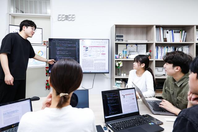 대구대 컴퓨터정보공학부 학생들 프로젝트 회의 모습 사진대구대학교