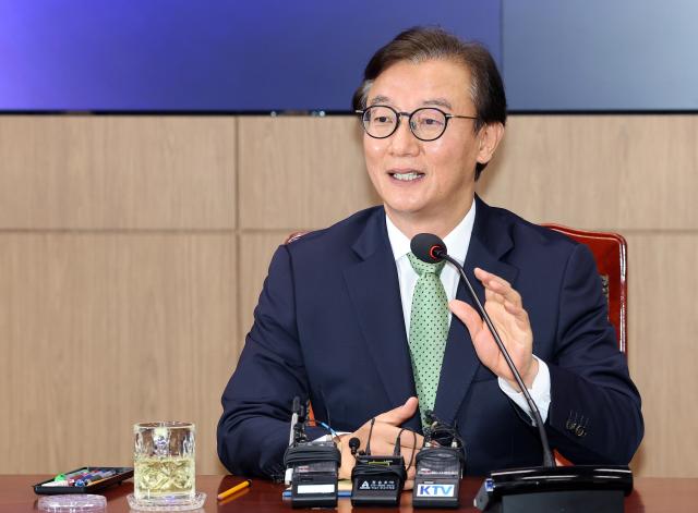전재수 해양수산부 장관이 11일 정부세종청사 해수부 대회의실에서 열린 기자간담회에서 기자들의 질문에 답하고 있다 사진연합뉴스
