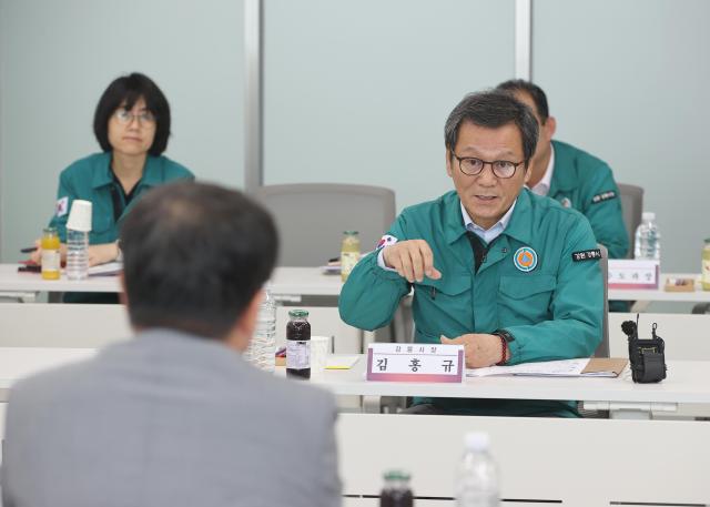 강릉시가 시청 15층 회의실에서 한병도 국회 예산결산특별위원회 위원장을 초청 가뭄 극복을 위한 국비 지원 긴급 간담회를 개최하고 있다 사진강릉시