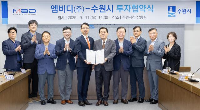 이재준 시장이 협약식 참석자들과 함께하고 있다사진수원시