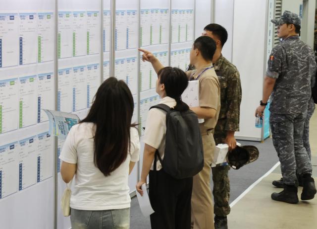 Korea goes all-out to pull slumbering 30s back into the labor market 