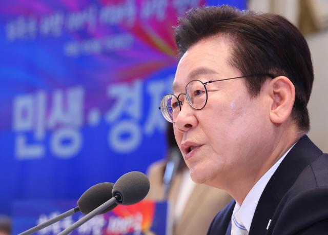 이재명 대통령이 11일 청와대 영빈관에서 열린 취임 100일 기자회견에서 민생·경제 관련 질문에 답변하고 있다 사진연합뉴스