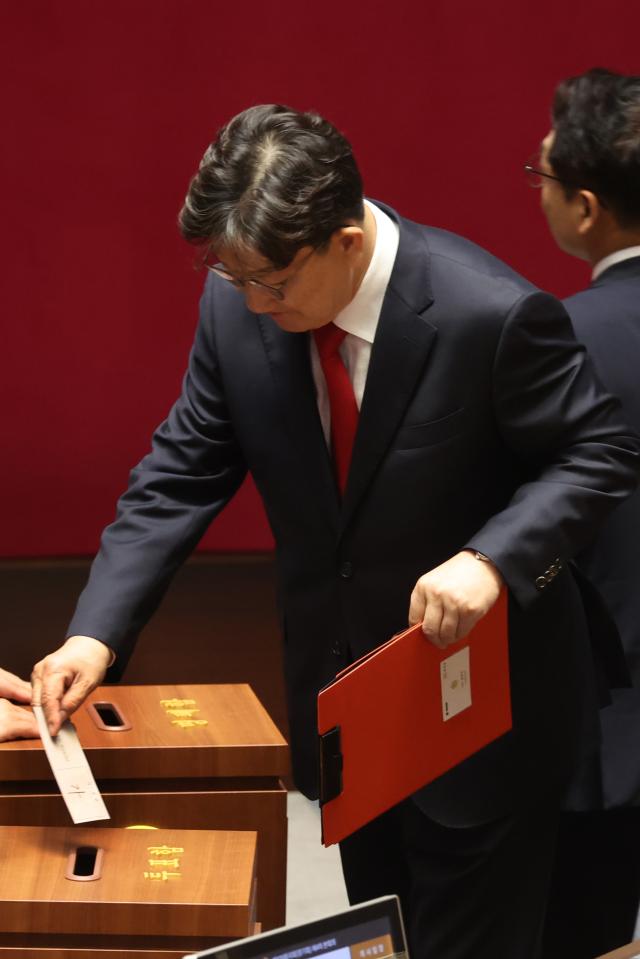 불법 정치자금 수수 혐의를 받는 국민의힘 권성동 의원이 11일 국회 본회의에서 자신의 체포동의안에 대해 투표하고 있다 불체포특권 포기 의사를 밝힌 바 있는 권 의원이 가라고 적은 투표용지를 투표함에 넣고 있다 사진연합뉴스