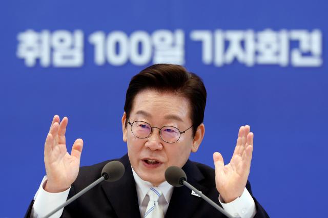 이재명 대통령이 11일 청와대 영빈관에서 열린 취임 100일 기자회견 회복을 위한 100일 미래를 위한 성장에서 발언하고 있다 사진연합뉴스