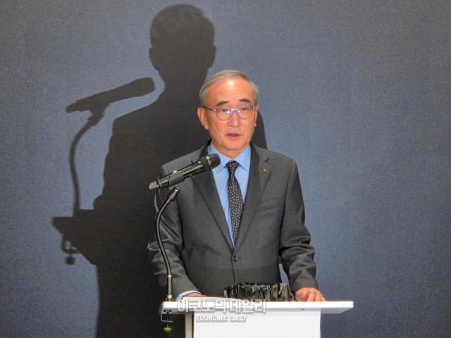 김영섭 KT 대표가 11일 서울 종로구 KT 광화문빌딩 웨스트 사옥에서 최근 발생한 소액결제 피해와 관련해 대응 현황과 향후 계획을 설명하고 있다사진선재관 기자