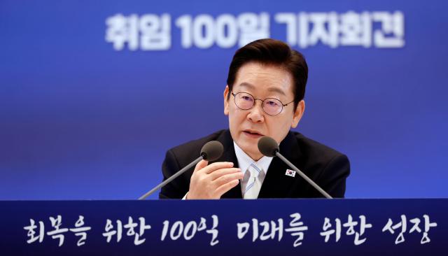 Tổng thống Lee Jae-myung trả lời các câu hỏi tại buổi họp báo với chủ đề 100 ngày phục hồi tăng trưởng cho tương lai được tổ chức tại Nhà khách Nhà Xanh vào ngày 11 tháng 9 đánh dấu 100 ngày nhậm chức của ông ẢnhYonhap News