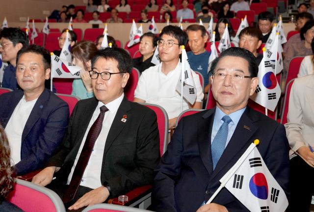 김영록 전라남도지사가 11일 도청 김대중강당에서 광복회원 및 도민들과 광복 80주년을 맞아 독립군 정신과 애국·애족의 가치공유를 통해 도민 화합 및 공직자로서의 사명감과 공동체적 책임 의식을 고취하고자 상영된 다큐멘터리 영화 ‘독립군 끝나지 않은 전쟁’을 관람하고 있다사진전남도