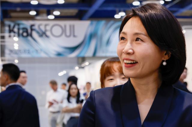 이재명 대통령의 부인 김혜경 여사가 3일 서울 강남구 코엑스에서 열린 키아프 서울Kiaf SEOUL에서 전시된 작품들을 관람하고 있다사진연합뉴스
