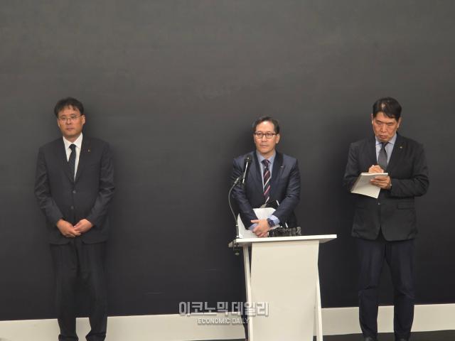 KT 주요 경영진들이 11일 서울 종로구 KT 광화문빌딩 웨스트 사옥에서 열린 소액결제 피해 관련 기자 브리핑에서 질의응답하고 있다사진선재관 기자