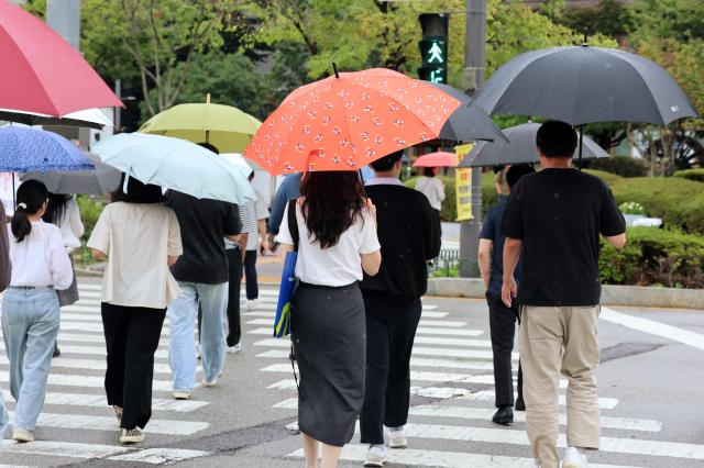 9일 광주 북구 용봉로에서 시민들이 내리는 비에 우산을 쓰고 걷고 있다 사진연합뉴스