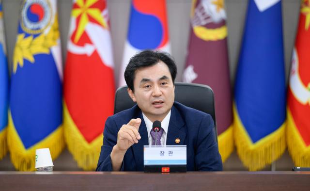 안규백 국방부 장관이 5일 국방부 지휘부 회의실에서 군기강 확립 주요지휘관회의를 주관하고 있다  사진국방부
    