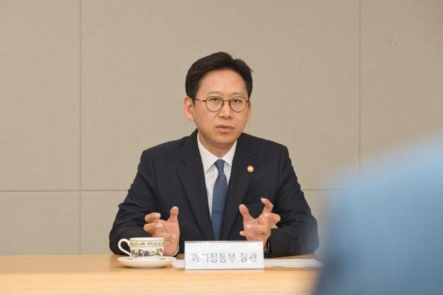배경훈 과기정통부 장관이 11일 KT 광화문지사를 방문해 고객 무단 소액결제 침해사고 관련 전사적 조치를 당부하고 있다 사진과학기술정보통신부