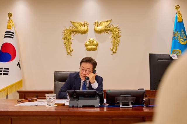 이재명 대통령이 4일 용산 대통령실에서 오흐나 후렐수흐 몽골 대통령과 전화 통화를 하고 있다 사진연합뉴스