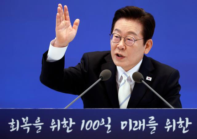 이재명 대통령이 11일 청와대 영빈관에서 열린 취임 100일 기자회견 회복을 위한 100일 미래를 위한 성장에서 취재진 질문에 답하고 있다사진대통령실통신사진기자단