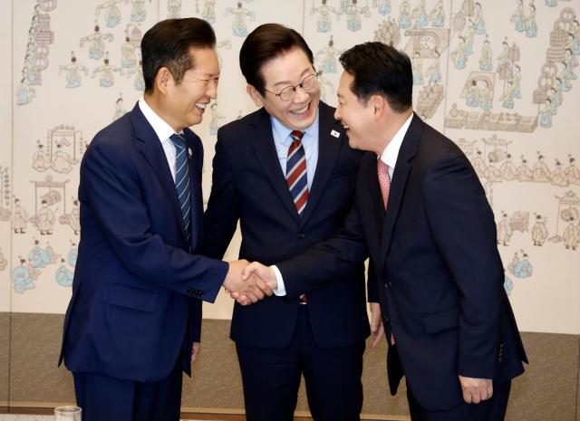 이재명 대통령이 8일 용산 대통령실에서 여야 지도부 오찬 회동에 참석한 더불어민주당 정청래 대표와 국민의힘 장동혁 대표가 악수하는 모습을 보고 있다사진대통령실통신사진기자단