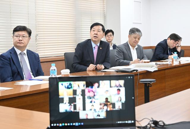 구윤철 경제부총리 겸 기획재정부 장관이 12일 서울 종로구 정부서울청사에서 화상으로 열린 해외 주요국 재경관 회의를 주재하고 있다 사진기획재정부
