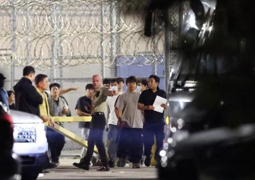 PHOTOS: Korean workers released from US custody depart for home
