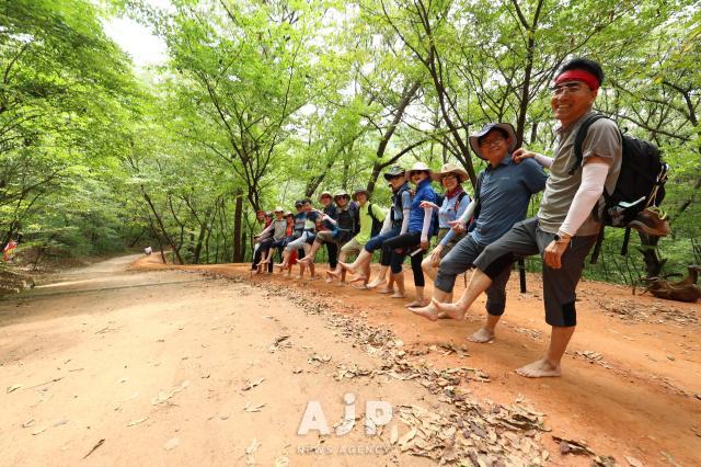 TRAVEL: A barefoot journey on clay trail in Daejeon