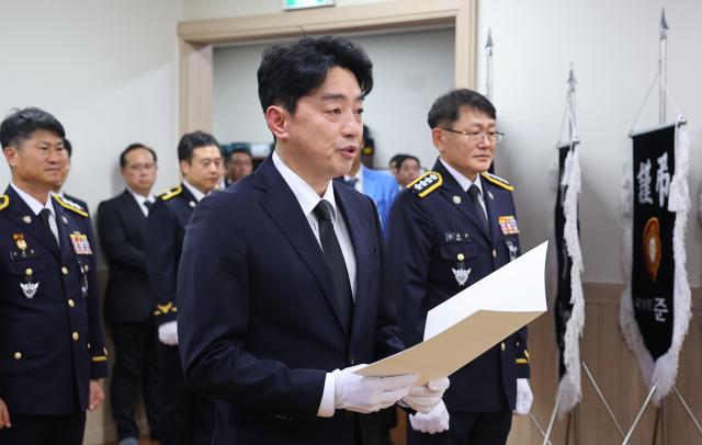 강훈식 대통령실 비서실장이 12일 인천 동구의 한 장례식장에 마련된 해양경찰관 고故 이재석 경사 빈소를 찾아 이재명 대통령의 조전을 대독하고 있다 사진연합뉴스