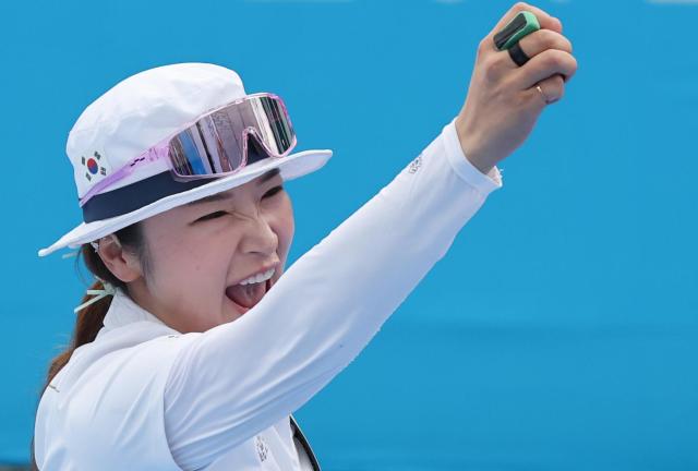 12일 광주 동구 국립아시아문화전당 5·18민주광장에서 열린 2025 세계양궁선수권대회 리커브 여자 개인전 결승에서 우승한 강채영이 환호하고 있다 사진연합뉴스