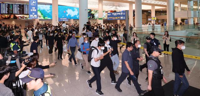 미국 이민당국에 의해 조지아주에 구금됐던 한국인 근로자들이 12일 영종도 인천국제공항 제2여객터미널 입국장을 나서고 있다 