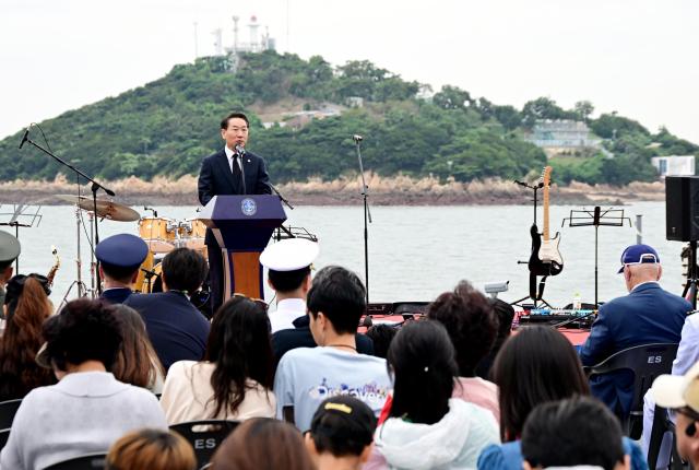 유정복 인천광역시장이 12일 마라도함에서 열린 인천상륙작전 전사자 추모 해상헌화 및 팔미도 항해체험 함 타보자 행사에서 추모사를 하고 있다 사진인천시
