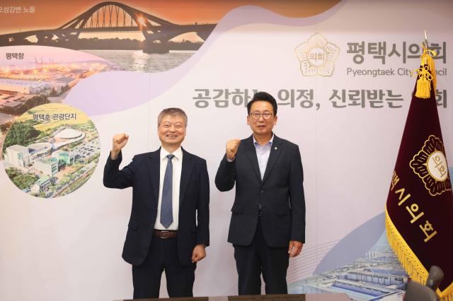 강정구 의장오른쪽과 평택세무서장 기념촬영을 진행하고 있다 사진평택시의회