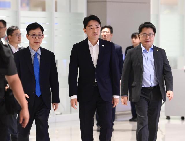  미국 이민당국에 의해 조지아주에 구금됐던 한국인 근로자들이 귀국한 12일 인천국제공항 제2여객터미널 입국장에서 박윤주 외교부 1차관왼쪽부터 강훈식 대통령 비서실장 문신학 산업통상자원부 1차관이 브리핑을 위해 이동하고 있다 사진사진공동취재단
