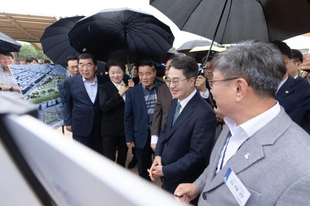 김동연 경기도지사가 12일 수원시 장안구 영화동 일원에서 열린 ‘도시재생 혁신지구 공모선정 현장 설명회’에서 현장 보고를 받고 있다 사진경기도
