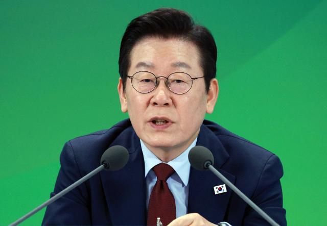 이재명 대통령이 12일 강원도 춘천시 강원창작개발센터에서 열린 지역 토론회 강원의 마음을 듣다 타운홀 미팅에서 질문에 답변하고 있다 사진연합뉴스