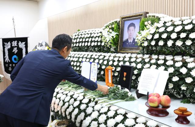 정청래 더불어민주당 대표가 12일 인천 동구의 한 장례식장에 마련된 해양경찰관 고故 이재석 경사 빈소를 찾아 조문하고 있다 사진연합뉴스