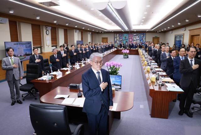 천대엽 법원행정처장과 각급 법원장들이 12일 서울 서초구 대법원에서 열린 전국법원장회의 임시회의에서 국기에 경례하고 있다 사진연합뉴스