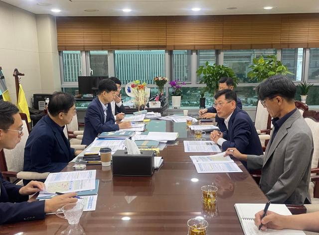 최훈식 장수군수오른쪽 두 번째가 국토교통부를 찾아 현안사업을 설명하고 있다사진장수군