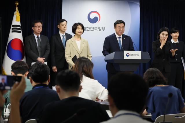 윤호중 행정안전부 장관과 더불어민주당 한정애 정책위의장이 7일 서울 종로구 정부서울청사에서 제3차 고위당정협의회 결과 및 정부조직 개편 방안에 대해 발표하고 있다 사진연합뉴스