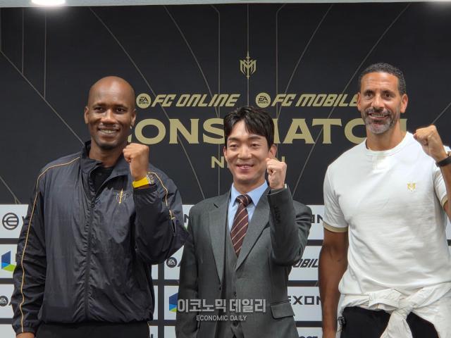왼쪽부터 디디에 드로그바 선수 박정무 넥슨 부사장 리오 퍼디난드 선수 사진선재관 기자