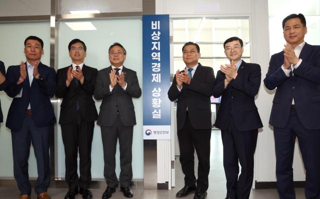 고기동 행정안전부 차관이 지난 6월 17일 정부세종청사 중앙동에 마련된 비상 지역경제 상황실 개소식에서 현판 제막을 한 뒤 기념 촬영을 하고 있다 왼쪽부터 하종목 지방재정국장 김민재 차관보 고 차관 한순기 지방재정경제실장 김하균 세종부시장 김성기 지방세제국장 사진연합뉴스