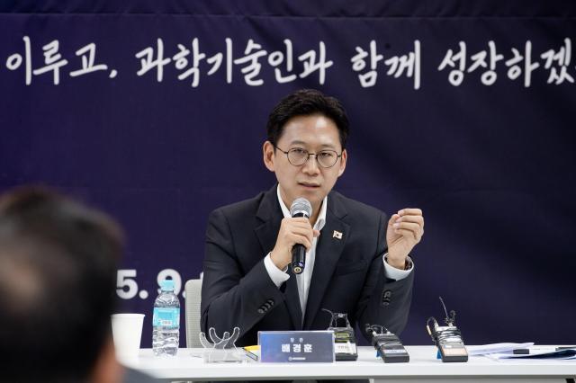 배경훈 과학기술정보통신부 장관이 12일 오후 서울 종로구 HJ비즈니스센터에서 열린 과학기술정보통신부 기자간담회 에서 기자들과 질의응답을 하고 있다 사진과학기술정보통신부